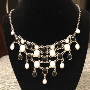 Hannah accent necklace